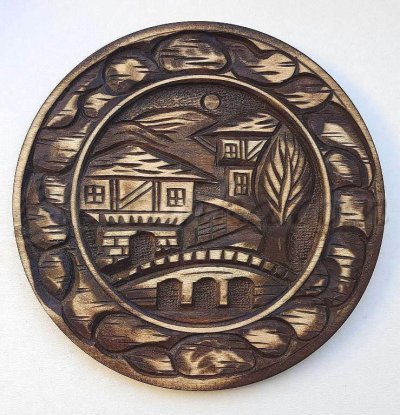 Декоративна дървена чиния "Старият град" - дърворезба