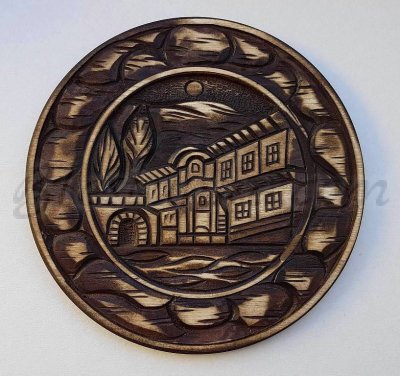 Декоративна дървена чиния "Път към дома"  - дърворезба