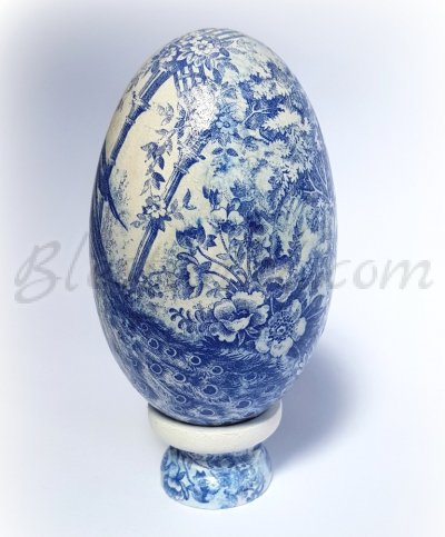 Decorative ceramic egg 