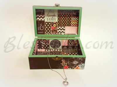 The wooden jewellery box 
