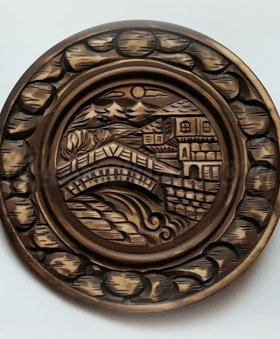 Декоративна, голяма дървена чиния "Край реката" - дърворезба 