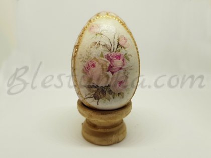 Decorative wooden egg 