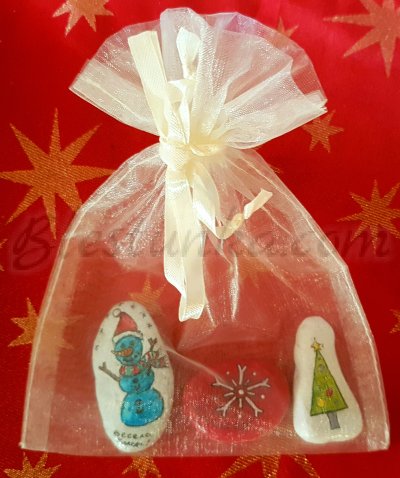 Gift set of decorated stones 