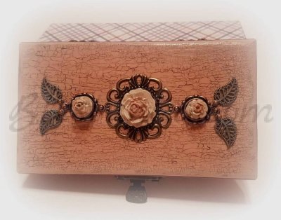 The wooden jewellery box 