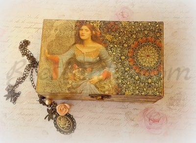 A  jewellery box "The return of the little sister"