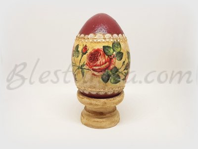 Декорирано дървено яйце "Червени рози"