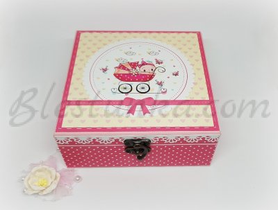 Caja de madera para los primeros tesoros del bebé "Dulce bebé" de color rosa