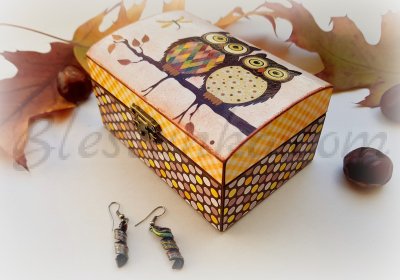 Small wooden jewellery box 