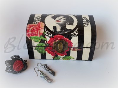 Wooden treasure box "Red and black"