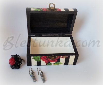 Wooden treasure box "Red and black"
