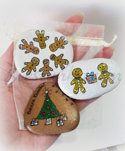 Set of painted stones "Biscuit men with a little gift"