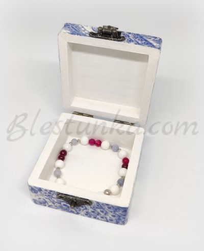 Little wooden jewellery box 