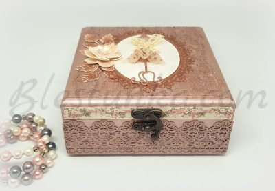 A jewellery box "A lace dress" 