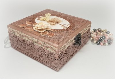 A jewellery box "A lace dress" 